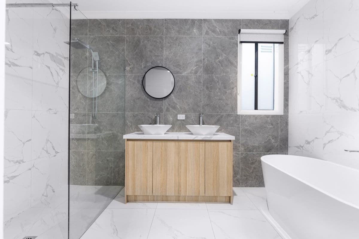 Moderne, minimalistische badkamer na renovatie