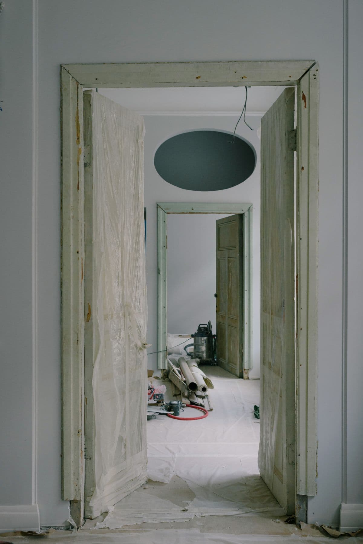 Woning in volledige renovatie met bouwmaterialen op de vloer