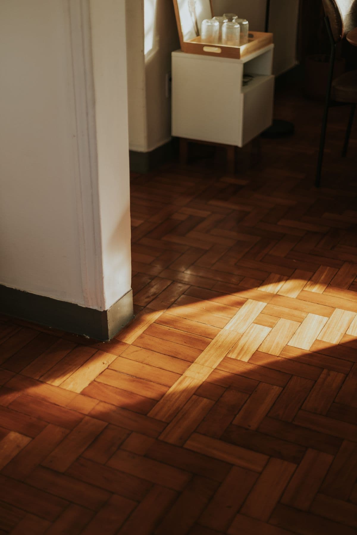 Zonovergoten houten vloer in een gezellige kamer