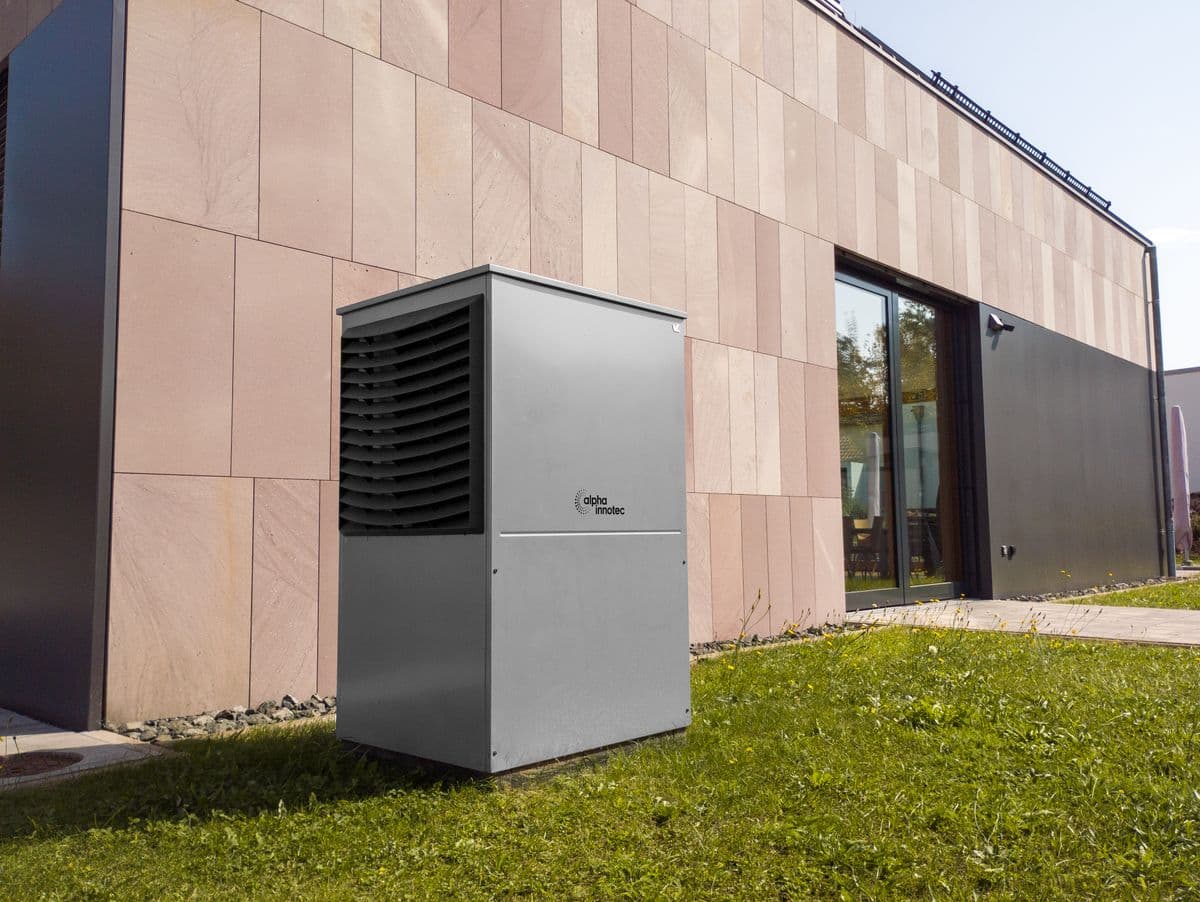 Moderne warmtepomp buiten geplaatst naast een woning